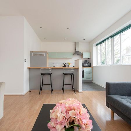 Modern Luxury Apartment By Bow Road Station London Exterior photo